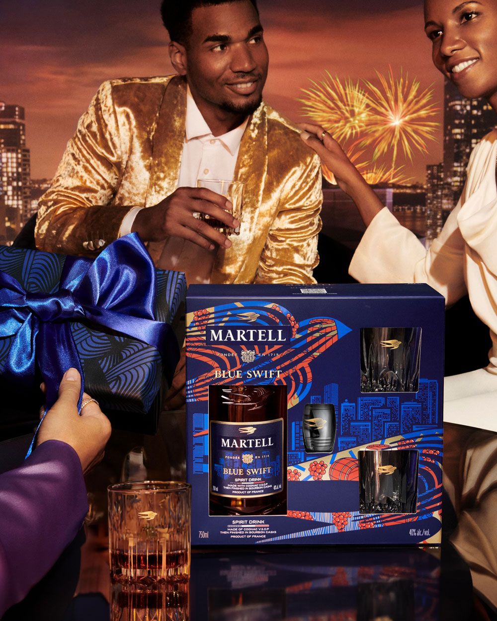 4本セット　MARTELL PAUL BOCUSE CRIZET ブランデー Martell Blue Swift Holiday Gift Set with Jigger & Glasses