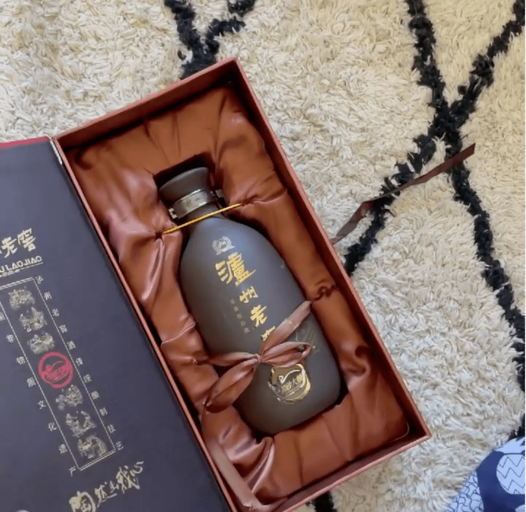 小浦昇 作 「The Holiday of DR. LAO」38/100 Luzhou Laojiao Zisha Daqu 104pf Baijiu 375ml | Nationwide Liquor