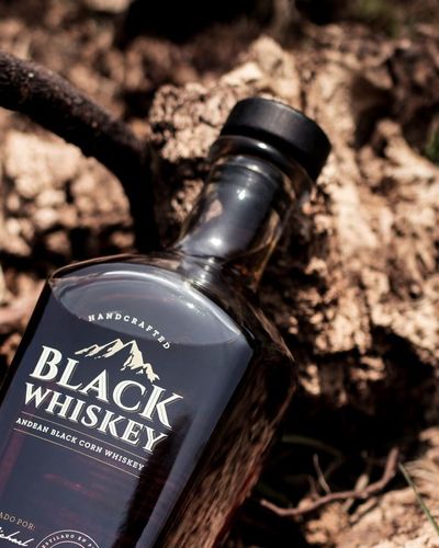 Black Whiskey アンでアンブラックコーンウイスキー 700ml small_01_bottle_05_bottle_aadb