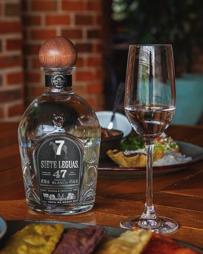 洋書 LAROUSSE DEL TEQUILA 705040021188a.jpg?v=1571709315